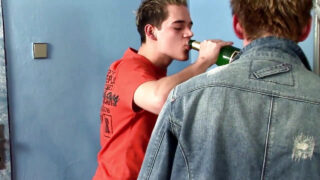 De Tsjechische hunk Mark Zebro ondergaat een ruige groepsseks zonder condoom en diepe keelpenetratie.