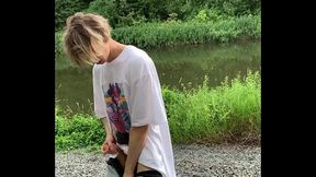 милый мальчик дрочит в лесу у озера