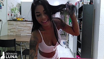 Esposa Fazendo o Jantar na Cozinha Enquanto o Marido Está Jantando o Cuzinho da Amiga Gostosa Dela na Sala! ANAL