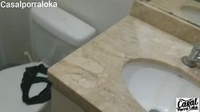 uma rapidinha no banheiro da emi rippi deu ruim pra nois