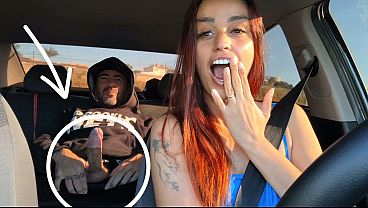 Safada de APP pega passageiro pervertido se masturbando por tr&aacute_s e o ajuda a se masturbar e fode com ele no banco de tr&aacute_s!