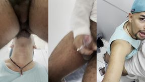 esta comendo o motoboy no banheiro, quando ia gozar fomos flagrados.