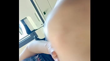 Bon mardi mes loulous Un petit coucou du boulot Oups, j'_ai quoi sous ma jupe...