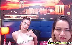 Amateur lesbo gets their honeycomb stuffed with a