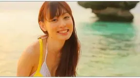 Chica Japonesa Roja y Sucia Posando en el Lencería