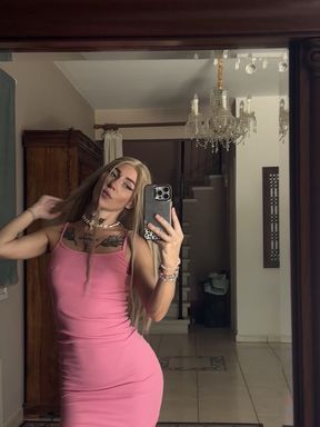 Amateur teen exposes her ass, pussy, and tits