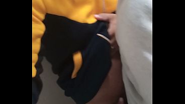 No box do banheiro com o socyal sem camisa