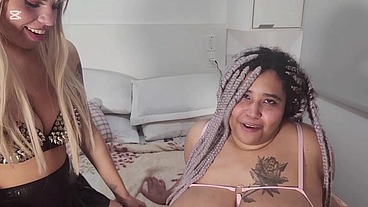 Minha amiguinha me humilhou muito até eu fazer ela gozar na minha boquinha