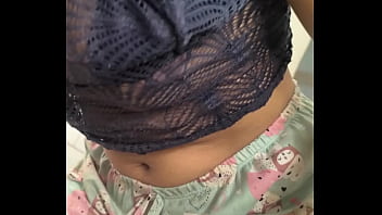 PARTE 1- caseiro de dar gosto de ver , Chamei uma jovem da igreja para fazer uma faxina, so que ela veio de shortinho e sem calcinha