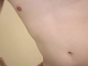 Subiendo las escaleras para la habitación del hotel