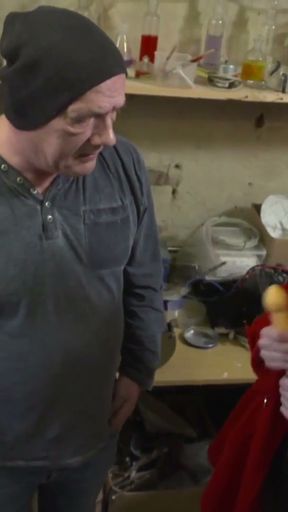 Fuer die neuen Dildo Batterien einmal von Onkel Egon gefickt   Clip 1