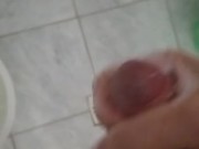 Punheta no banho com sabonete e gozada