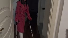 Miss Annika alle prese con un gesso alto llc, viene invitata a cena da un amico. Allora si prepara affrontando tutte le difficoltà che il gambone le causa. Lei e molto abile e alla fine il risultato e soddisfacente buona visione da Miss e Dark.
