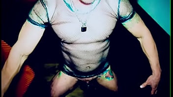 Hombre varonil es puesto en castidad como puta marica