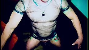 Hombre varonil es puesto en castidad como puta marica