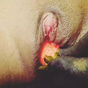 Fucking my pussy with strawberry