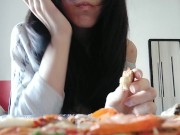 Giganta juega con tinys en su comida [Giantess full video]