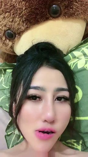 Voluptuous Mei Yien reveals her big juggs with passionate live energy