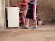 Acariciando y besando a mi vieja mientras hace el desayuno