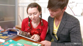 سینه‌های بزرگ و طبیعی فاحشه، مادر دوست داشتنی وندی هارپر، قبل از گاییدن مقعدی شدید، کیر سواری می‌کند