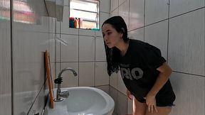 Novinha tomou banho quente enquanto se refrescava com seus consolos