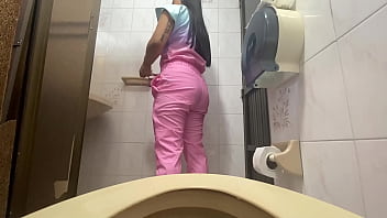 Camara atrapa a enfermera meando en ba&ntilde_o del hospital(culona)