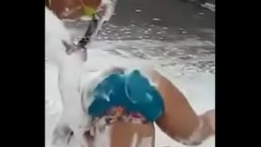 Dominicanas sacando  leche