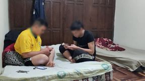 voy a la casa de mi mejor amigo a jugar free fire y me quedo a siesta su madre se mete a mi cama para que me la folle al lado de su cama casi nos pillan mi amigo