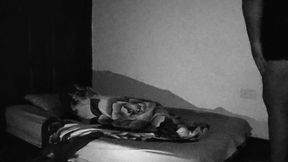 voy a la casa de mi mejor amigo a jugar free fire y me quedo a siesta su madre se mete a mi cama para que me la folle al lado de su cama casi nos pillan mi amigo