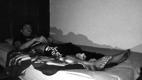 voy a la casa de mi mejor amigo a jugar free fire y me quedo a siesta su madre se mete a mi cama para que me la folle al lado de su cama casi nos pillan mi amigo