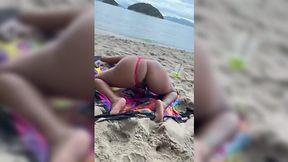 Chubby beach babe making her ass jiggle on his dick in POV