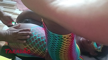 Preta tomando no rabo