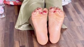 Silky Oiled Feet of a Gorgeous Indian Wife – Foot Lover’s Dream | Luxurious Oily Indian Feet Play – Stunning Desi Beauty