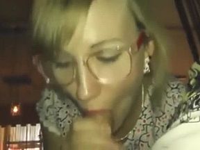 TEEN BIONDA ECCITA SPARA UN POMPINO AL RISTORANTE DAVANTI AI CLIENTI IGNARI