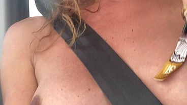 Retour de festival en topless sur la route