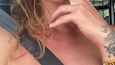 Retour de festival en topless sur la route