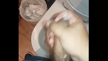 Batendo uma no banheiro