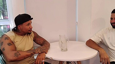 Anã numa entrevista - com dois selvagem teve o teste do sofá