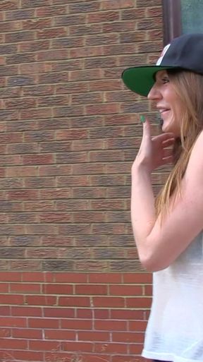 Samatha Bentley pisses outdoor