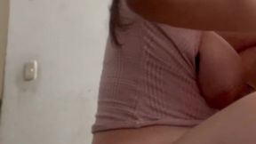 le doy por el culo y la cargo para que le entre todo grita sexo anal duro