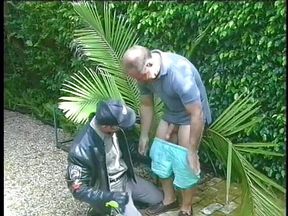 Brunette dude give a hard blowy in the garden