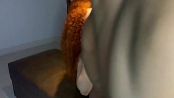 Empurrando o mastro grosso na ruiva