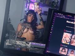 Do u like goth girls who watch hentai?