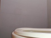 Grabo a mi mejor amiga orinando de pie en mi baño.