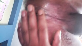 Homosexual se mete una botella de perfume