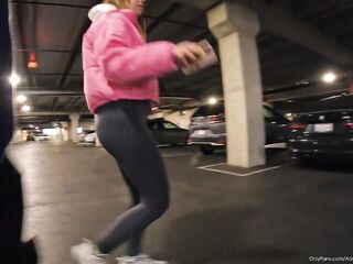 Girl Sucking Knob Stranger in Car / Sucked All The Cum