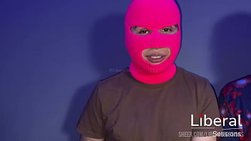 mujer graba su primer gang bang por dinero