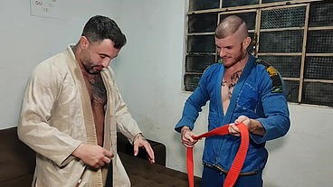 treino de jiu-jitsu termina em punheta e putaria