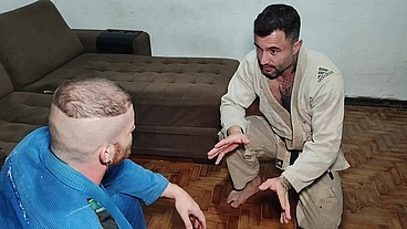 treino de jiu-jitsu termina em punheta e putaria
