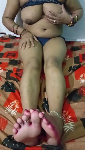 Desi Indian Girl Sucking Her Pussy